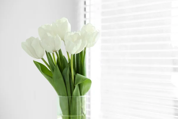 Blanco hermosos tulipanes en el interior de luz —  Fotos de Stock