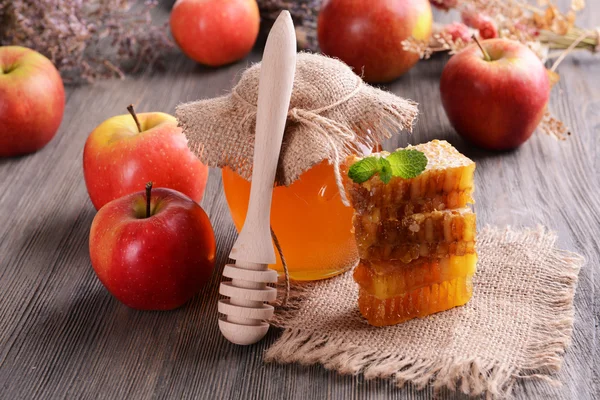 Délicieux miel avec pomme sur la table close-up — Photo