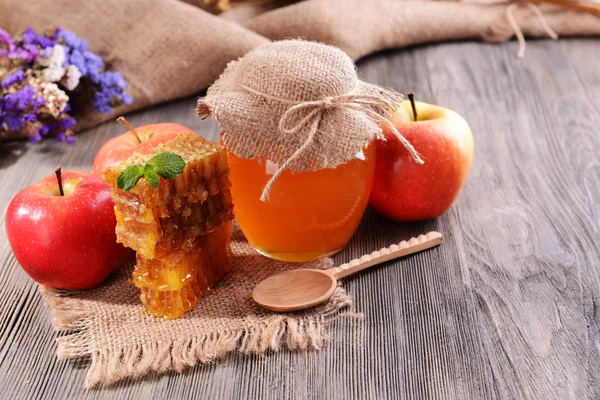 Apple とテーブルのクローズ アップでおいしい蜂蜜 — ストック写真
