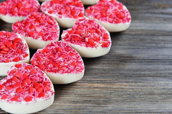 Deliciosos caramelos de chocolate en forma de corazón en primer plano de la mesa —  Fotos de Stock