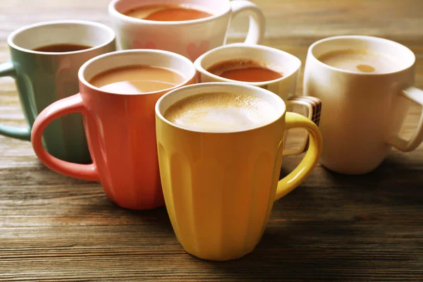 Muitas xícaras de café em fundo de madeira — Fotografia de Stock