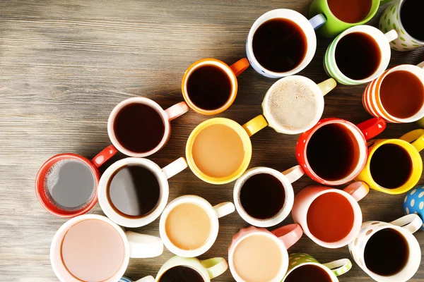 Muchas tazas de café en la mesa de madera, vista superior — Foto de Stock