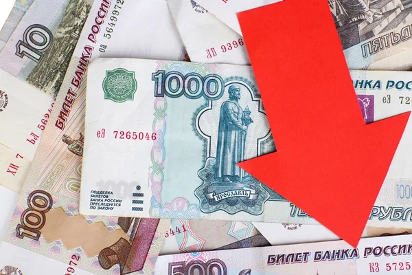 Seta vermelha em dinheiro russo como depreciação de moeda, close-up — Fotografia de Stock