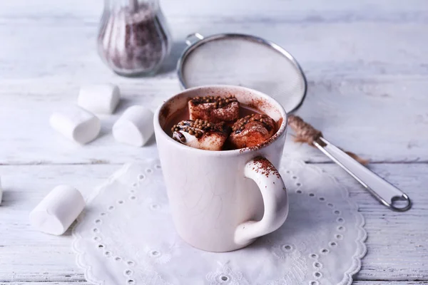 Tasse Kakao mit Marshmallows auf Holzgrund — Stockfoto
