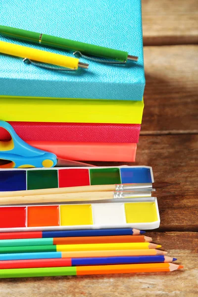 Papelería brillante de la escuela en la vieja mesa de madera — Foto de Stock