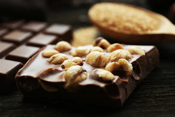 Stilleben med uppsättning av choklad med nötter, närbild — Stockfoto