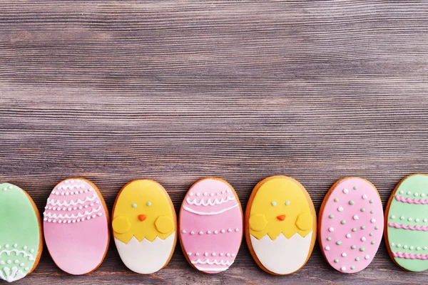 Heerlijke Pasen cookies op houten achtergrond — Stockfoto