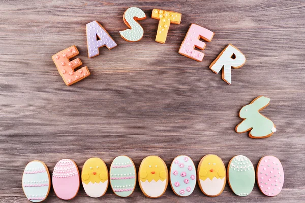 Heerlijke Pasen cookies op houten achtergrond — Stockfoto