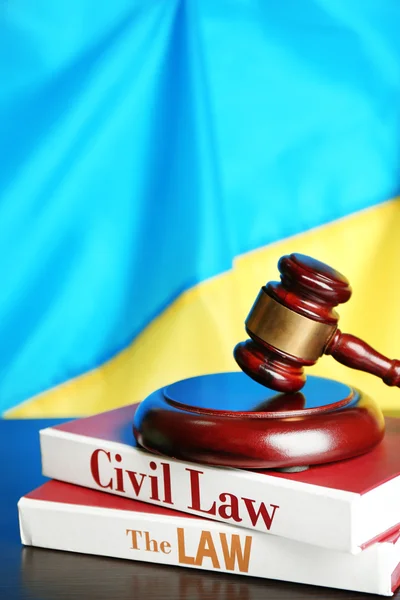 Wooden gavel and flag of Ukraine as background — Stock Photo, Image