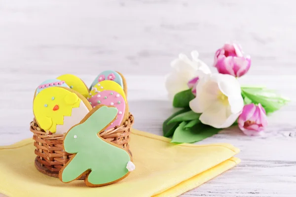 Heerlijke Pasen cookies op tabel op lichte achtergrond — Stockfoto