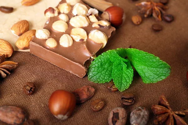 Choklad med mint, kryddor och kaffe bönor på bordet, närbild — Stockfoto