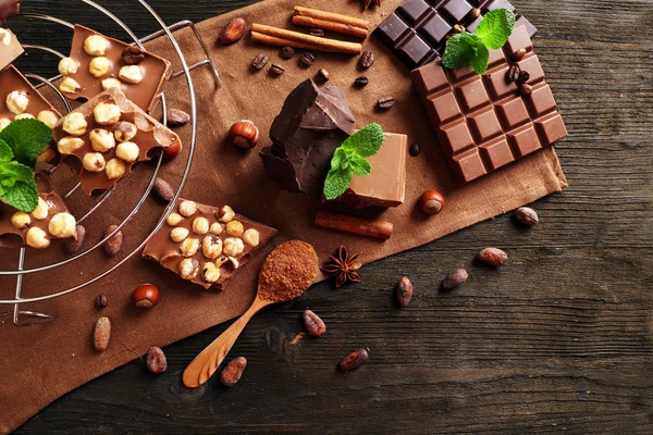Cokelat dengan kacang dan mint di stand logam, closeup — Stok Foto