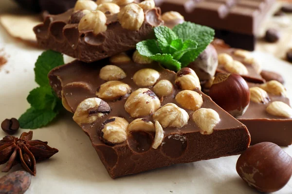 Cioccolato con noci, spezie e menta, primo piano — Foto Stock