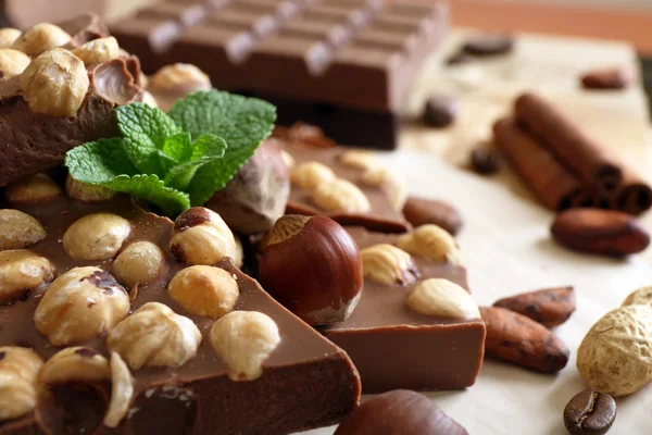 Schokolade mit Nüssen, Gewürzen und Minze, Nahaufnahme — Stockfoto