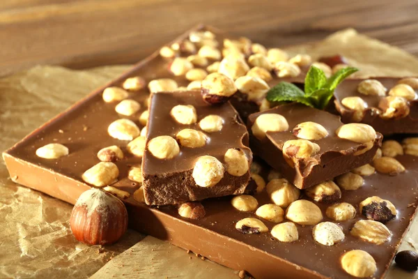 Chocolate con nueces en pergamino, primer plano —  Fotos de Stock