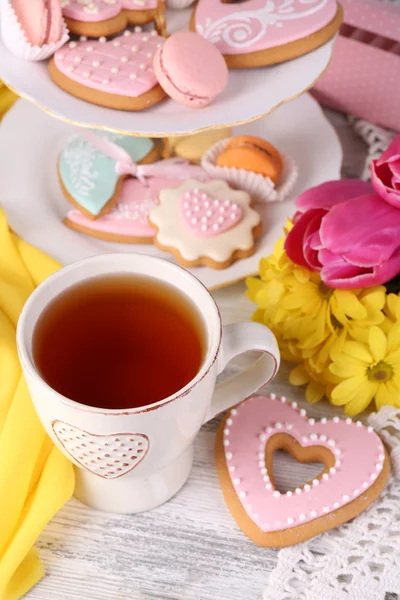 Composizione di fiori primaverili, tè e biscotti in tavola primo piano — Foto Stock