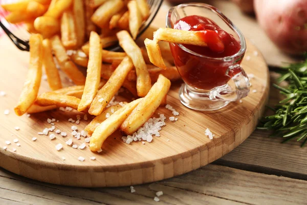 Leckere Pommes in Metallkorb auf Holztischhintergrund — Stockfoto