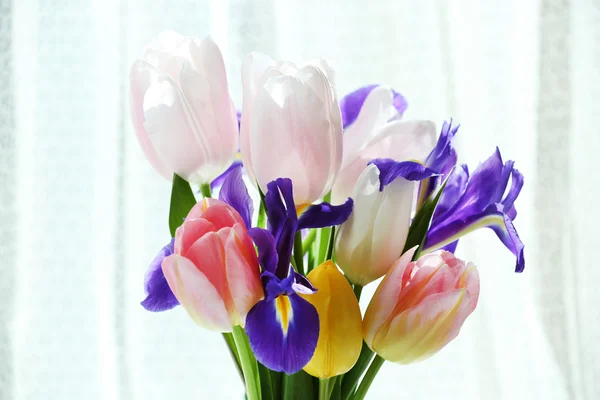 束美丽的春天的花朵在上幕背景玻璃花瓶 — 图库照片