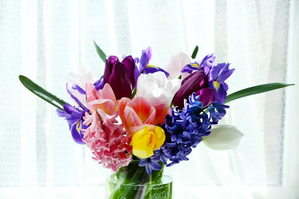 Belo buquê de flores da primavera em vaso de vidro no fundo da cortina — Fotografia de Stock