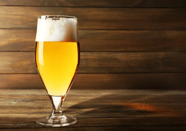 Glas bier op houten ondergrond — Stockfoto