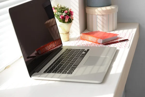 Laptop, notebook en el alféizar de la ventana. Concepto de lugar de trabajo —  Fotos de Stock