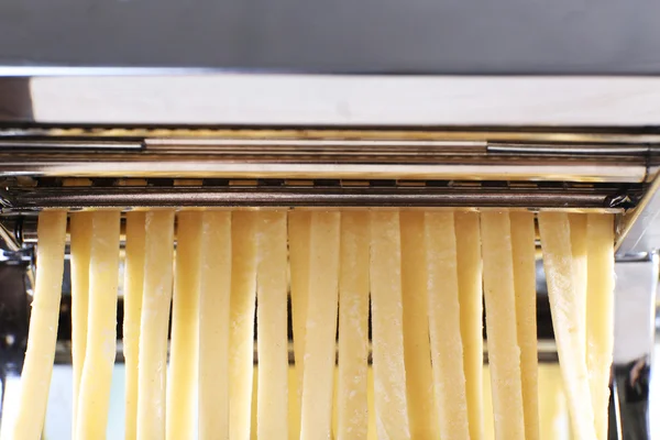 Hacer fideos con máquina de pasta, primer plano — Foto de Stock