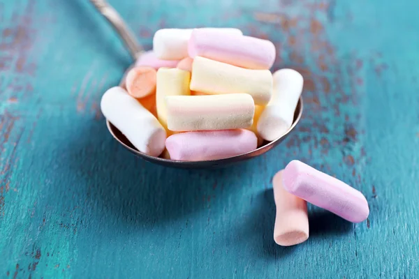 Dolci caramelle su sfondo di legno a colori — Foto Stock