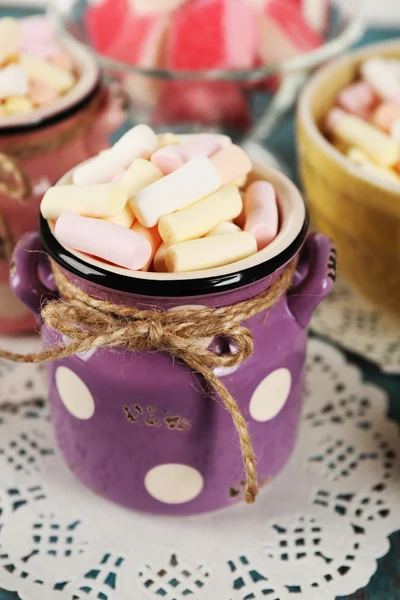 Bonbons sucrés sur table en bois, gros plan — Photo