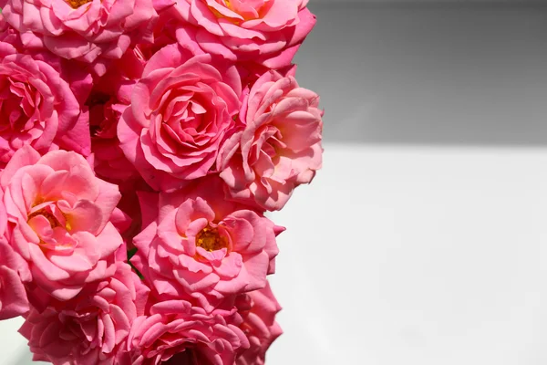 Bouquet of beautiful fresh roses on windowsill, closeup — Stock Photo, Image