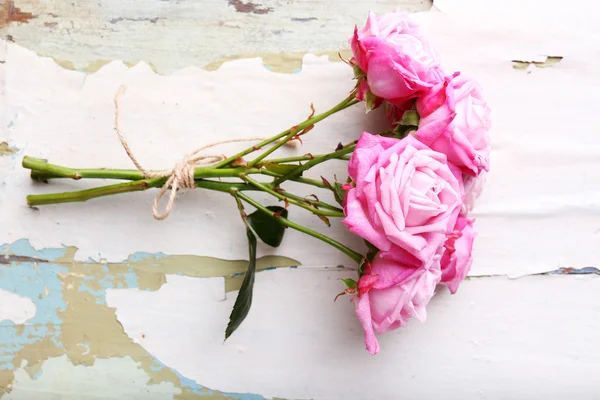 Hermosas rosas frescas sobre fondo de madera viejo — Foto de Stock