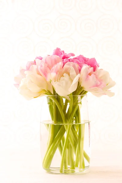 Strauß frischer Tulpen auf Muster Tapete Hintergrund — Stockfoto