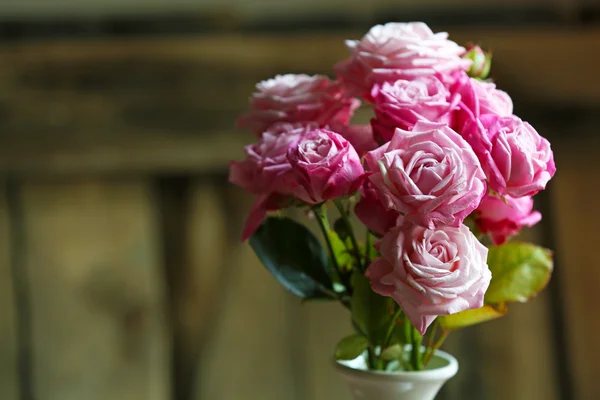 Bouquet of beautiful fresh roses on blurred wooden background — Stock Photo, Image