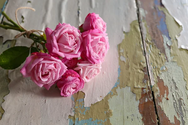 Belle rose fresche su vecchio sfondo di legno — Foto Stock