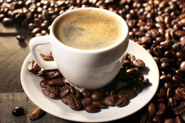 Tasse Kaffee mit Körnern, Nahaufnahme — Stockfoto