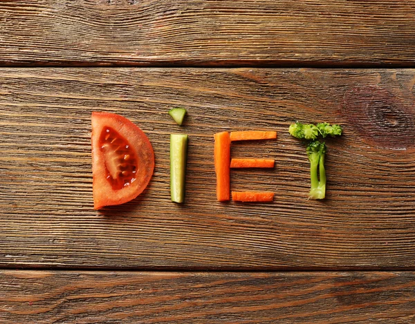 Palavra DIET feito de legumes fatiados em fundo de madeira — Fotografia de Stock