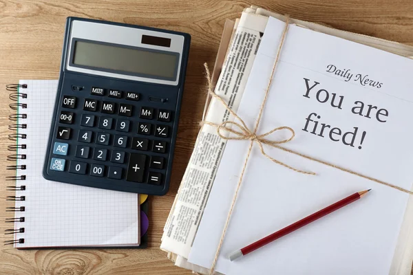 Message Vous êtes viré sur une pile de journaux, gros plan — Photo