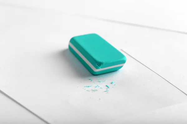 Eraser på papper bakgrund — Stockfoto