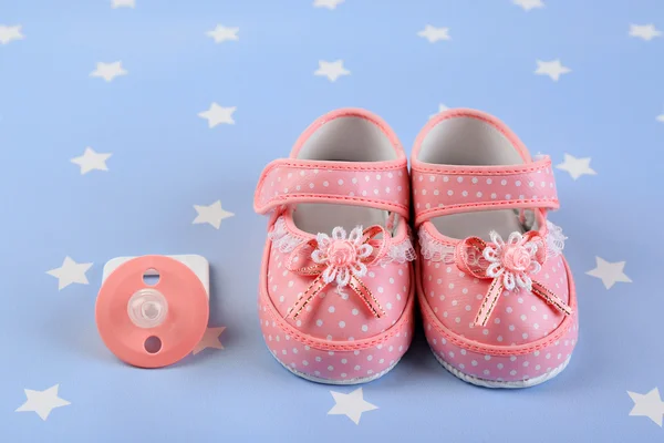 Chaussures bébé sur fond bleu — Photo