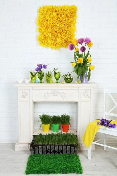Krb s krásnou jarní dekorace v místnosti — Stock fotografie