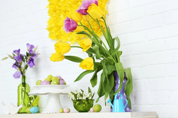 객실에서 아름 다운 봄 장식 벽난로 — 스톡 사진