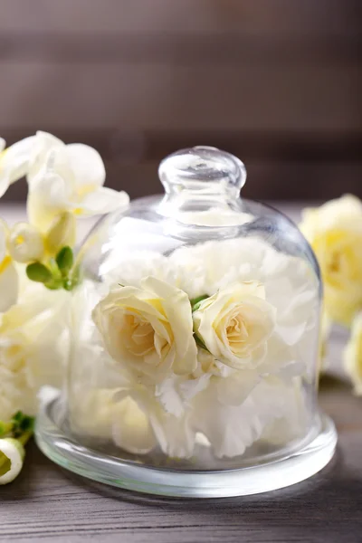 Mooie compositie met bloemen op grijze houten achtergrond — Stockfoto