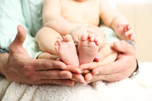 刚出生的婴儿，父亲和母亲的手，特写 — 图库照片