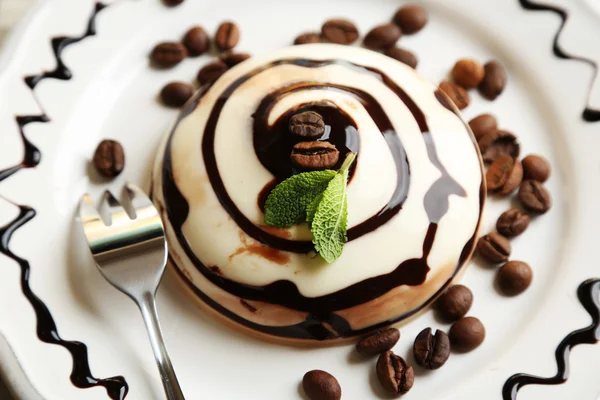 Вкусный десерт Панна Котта на тарелке, закрыть — стоковое фото