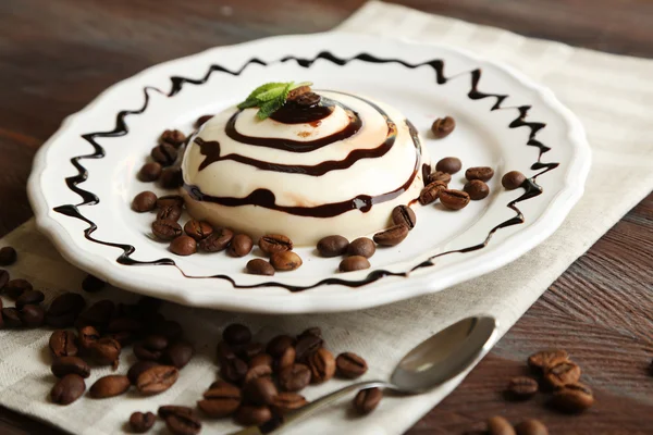 Sobremesa de panna cotta saborosa na placa, na mesa de madeira — Fotografia de Stock