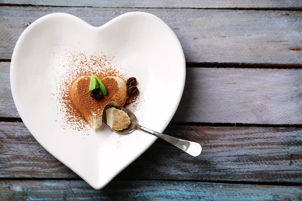 Välsmakande panna cotta dessert på plattan, träbord — Stockfoto