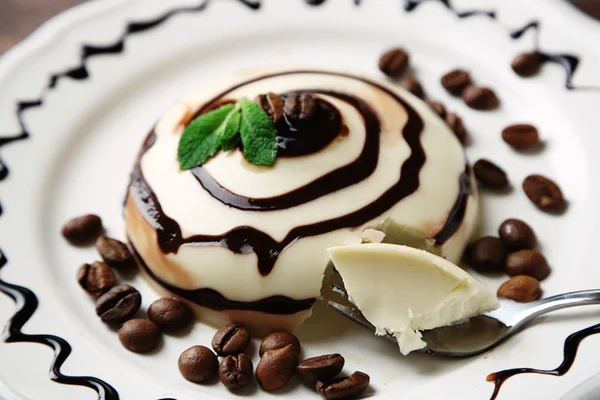 Leckeres Panna-cotta-Dessert auf Teller, aus nächster Nähe — Stockfoto