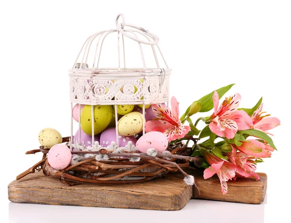 Composición de Pascua con huevos de Pascua en jaula decorativa y flores, aislados en blanco — Foto de Stock