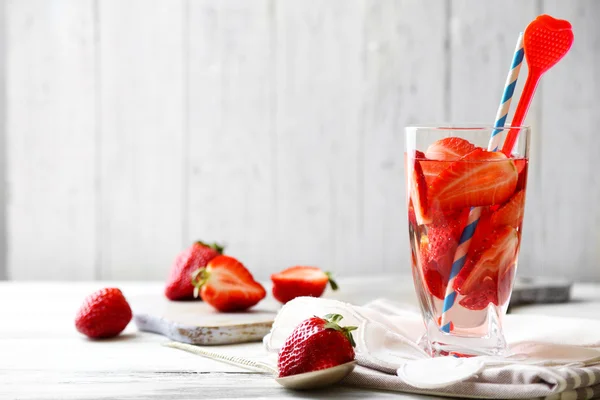 Cóctel con fresas frescas sobre fondo de madera — Foto de Stock