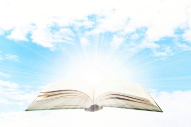 Gökyüzü arka plan üzerine açık kitap