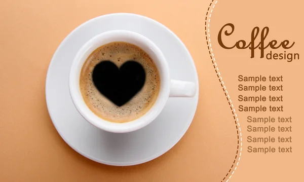 Taza de café fresco con signo de corazón —  Fotos de Stock
